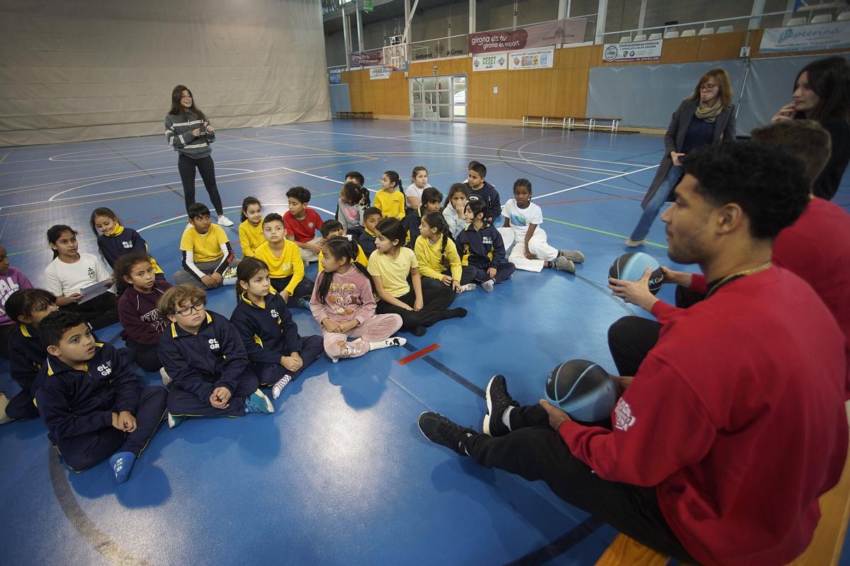 Girona pavello santa eugènia alumnes Escola Santa Eugènia de Girona trobada amb jugadors del Bàsquet Girona