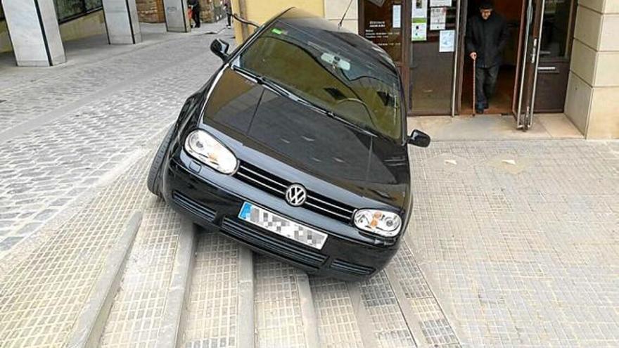 Un cotxe es desfrena a Moià, cau per les escales i pica amb una façana