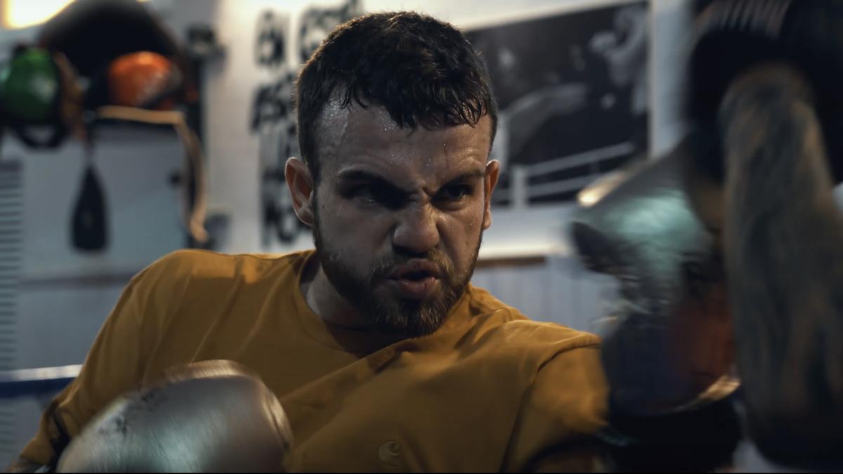 Jose Fernández gravant un entrenament de José Recio al gimnàs.