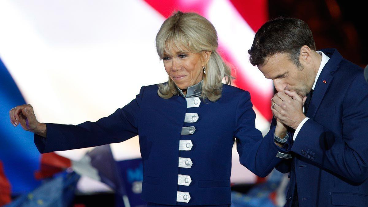 Brigitte Macron i el seu marit, Emmanuel, que li fa un petó a la mà