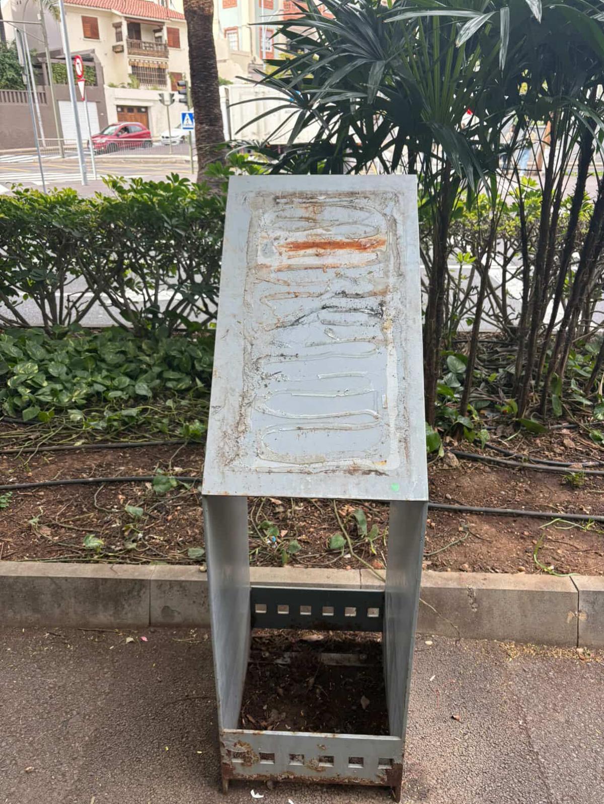 Placa de memoria históricia LGBTIQA+ situada en Santa Cruz.