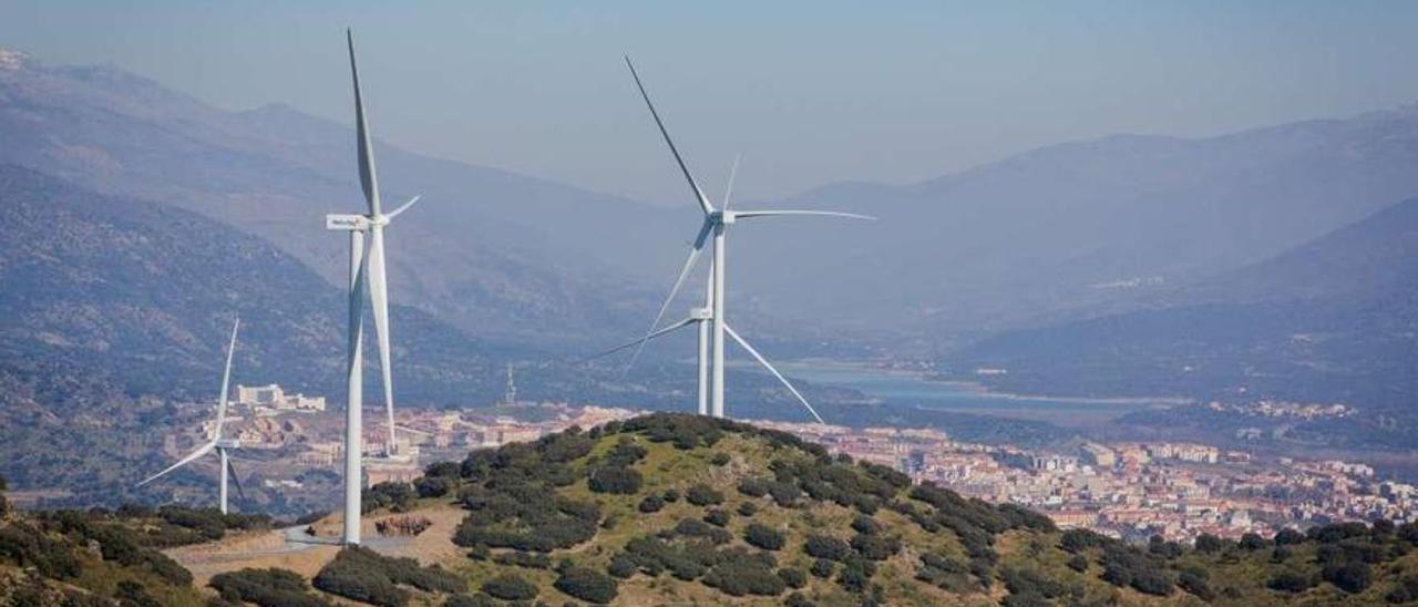 Aerogeneradores del primer parque eólico de Plasencia.