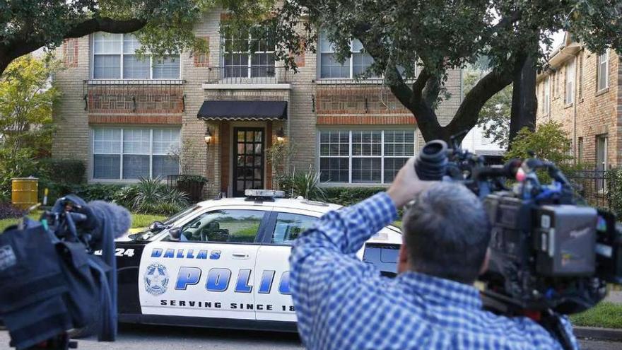 La policía de Texas monta guardia ante la casa de la persona infectada. efe