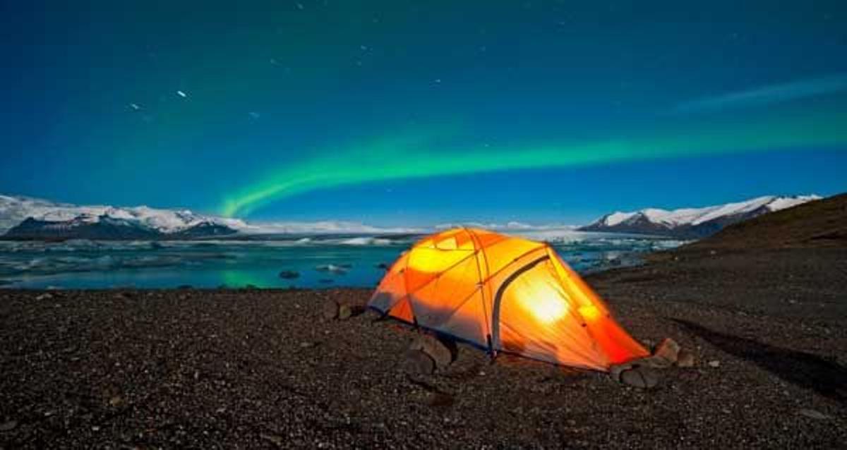 Aurora boreal sobre el cielo de Islandia.