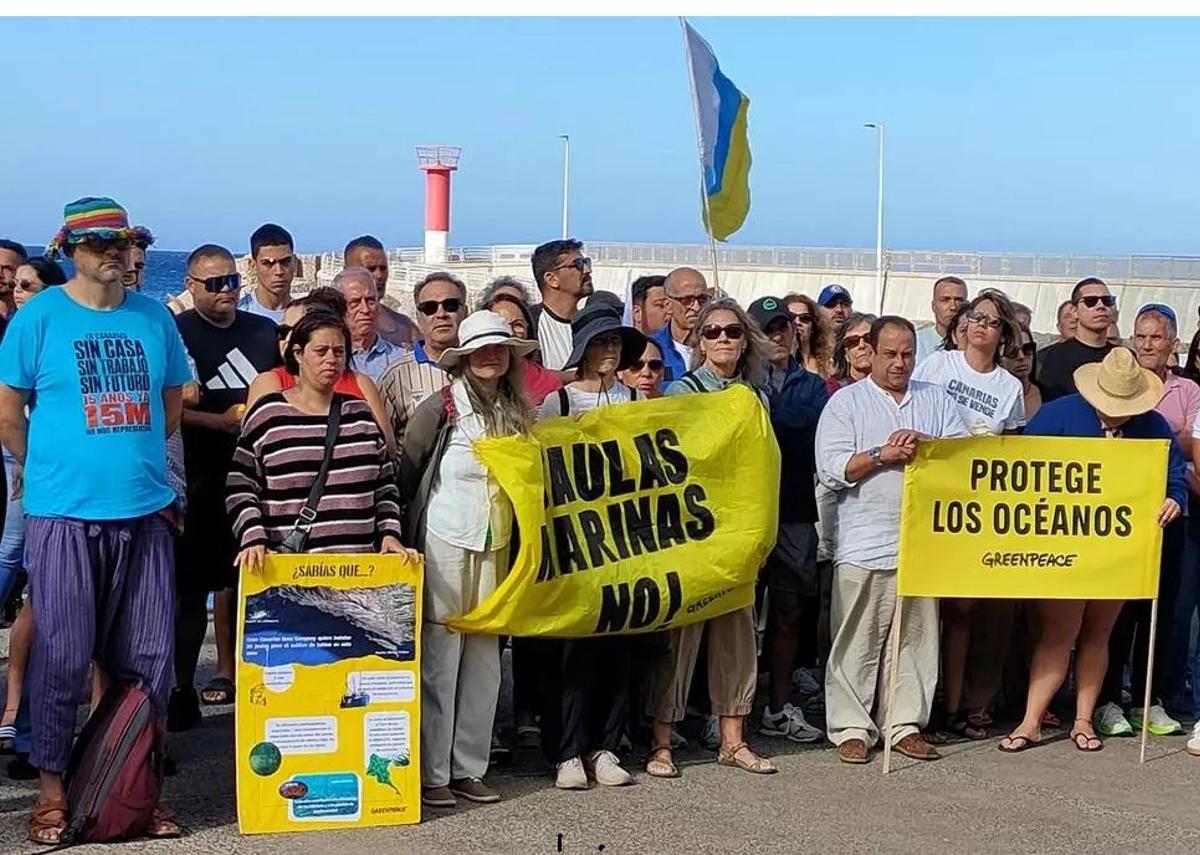 Manifestación en el muelle de La Aldea.