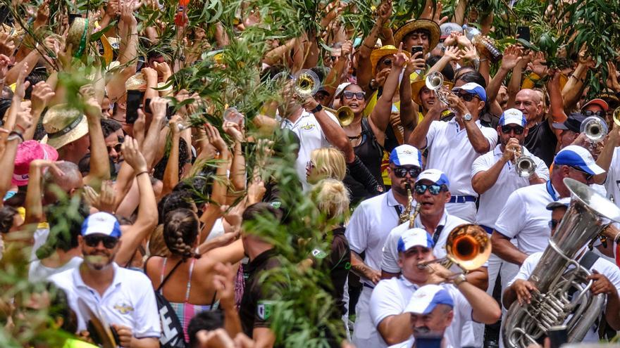 Miles de personas acompañan a la Rama en Agaete