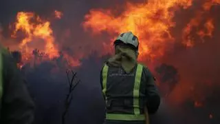 La Xunta vigila el incendio en Baleira por la cercanía del fuego a viviendas