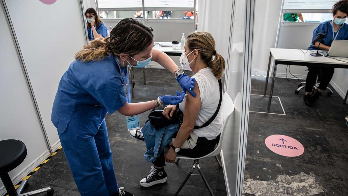 Una mujer se vacuna contra el covid en Fira de Barcelona