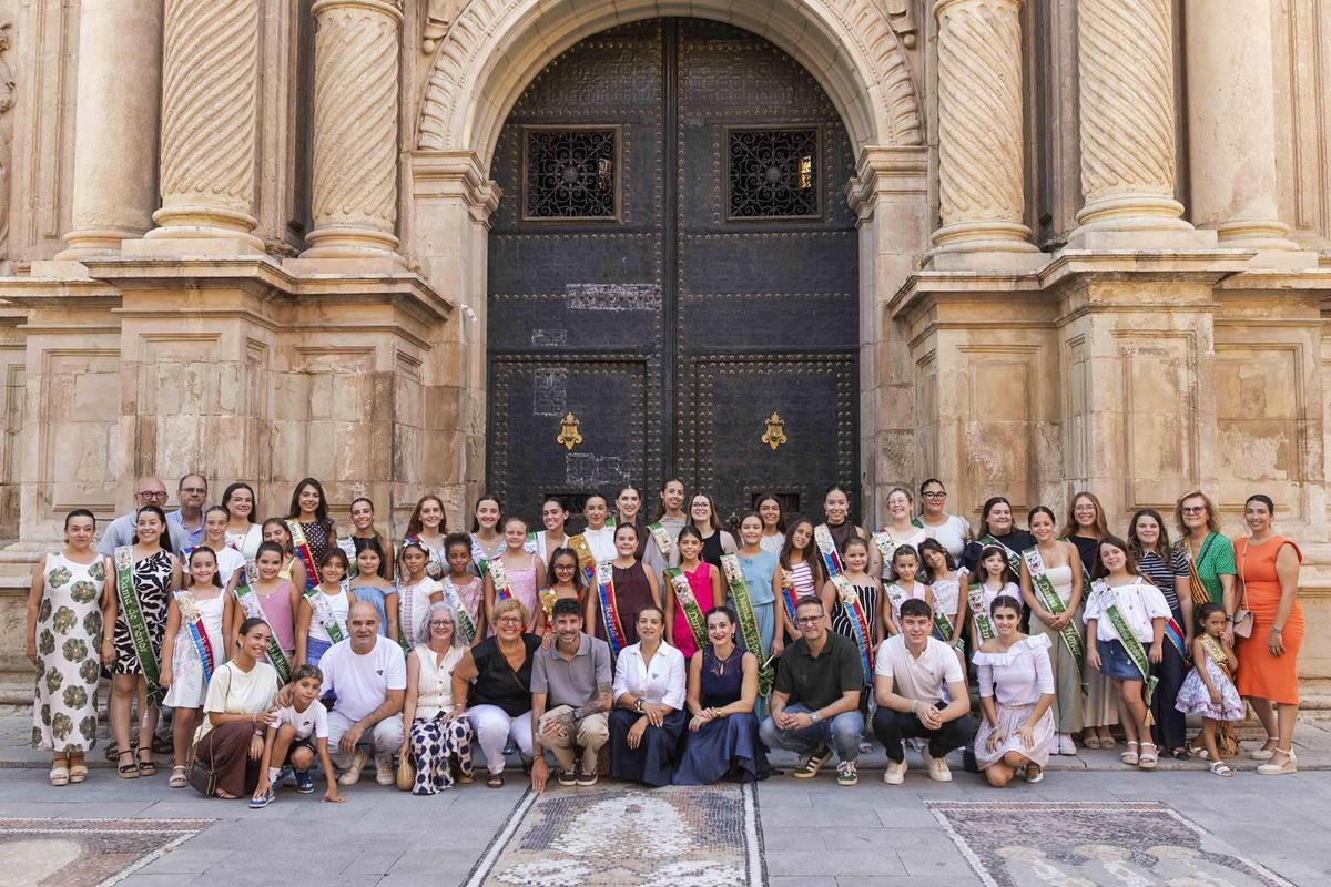 La ofrenda a la patrona marca el primer acto de UFECE en las Fiestas de Agosto en Elche
