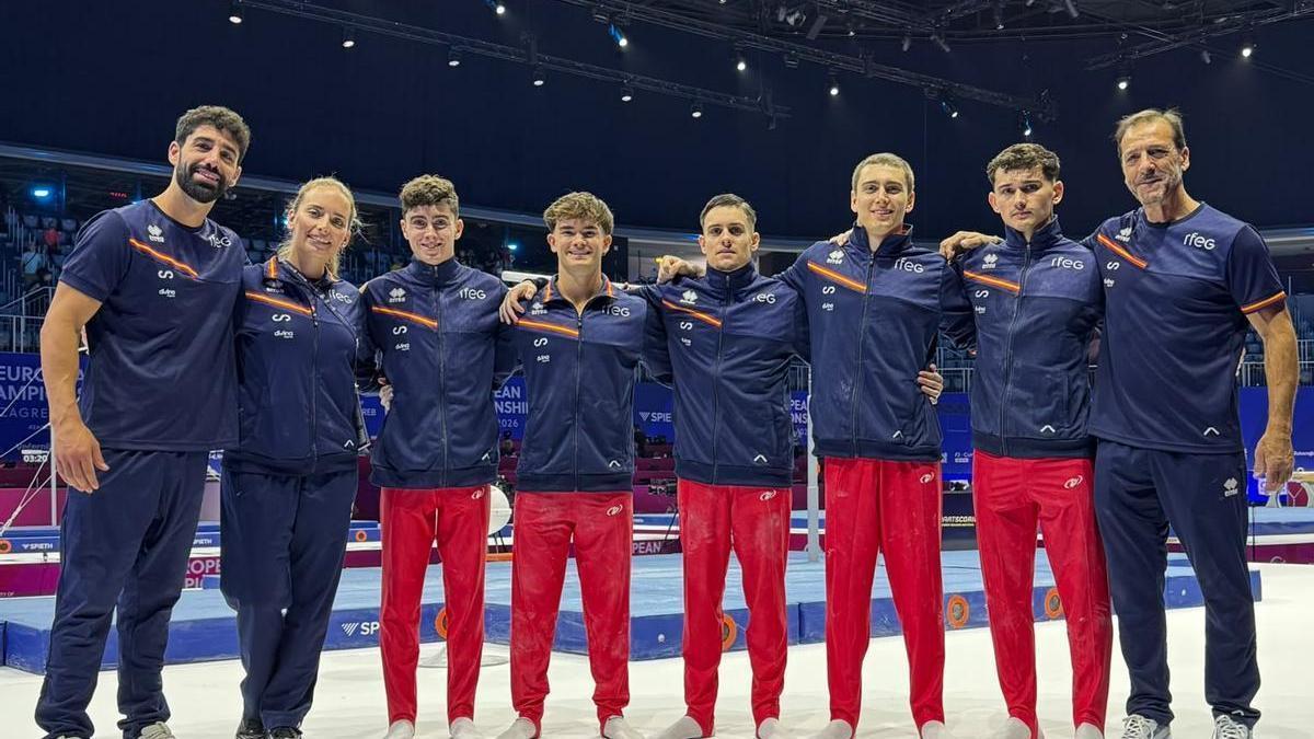 Nicolau Mir, segundo por la derecha, con el resto de la selección española en Zagreb