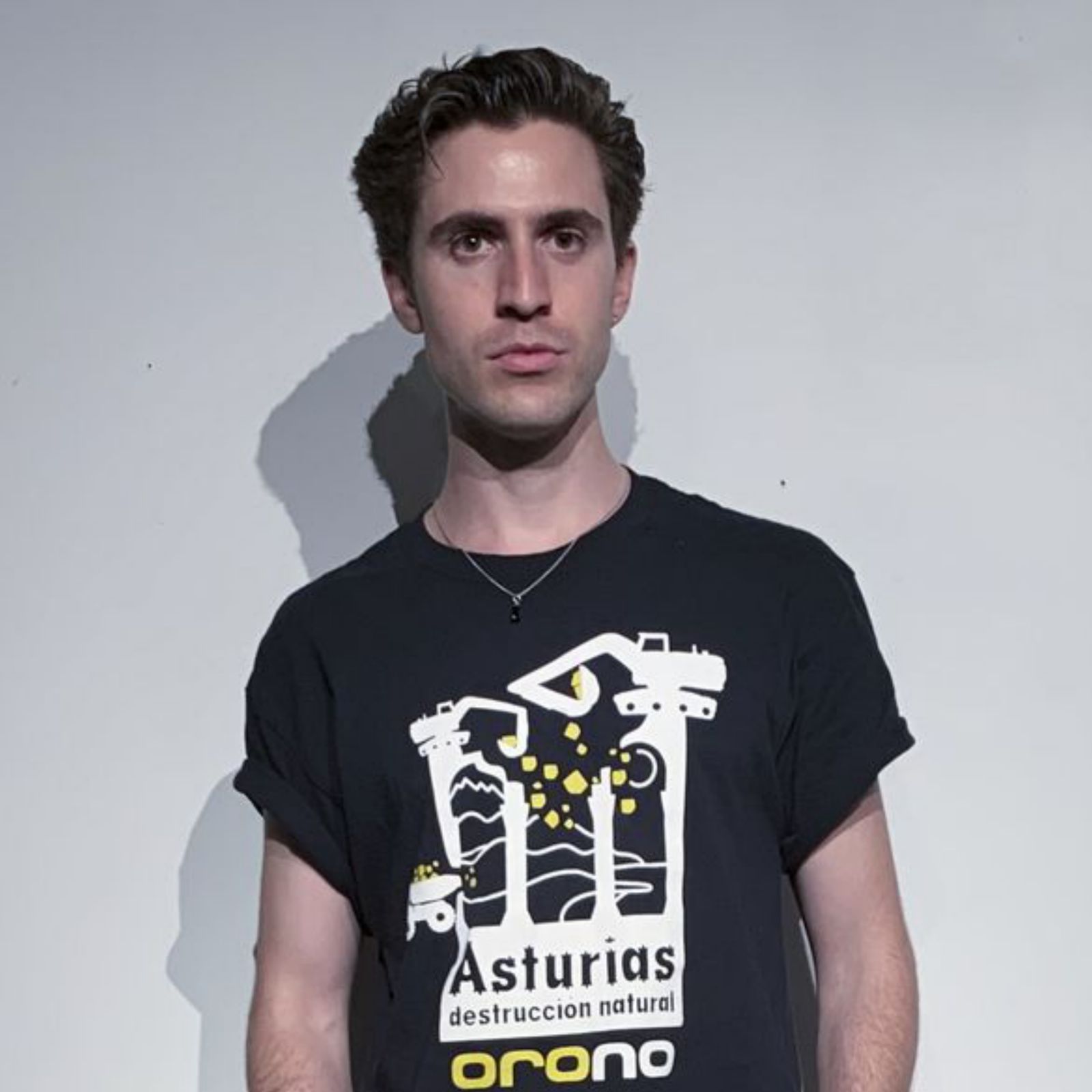Obegero, con una camiseta que dice «Asturias destrucción natural», en la presentación de su colección.