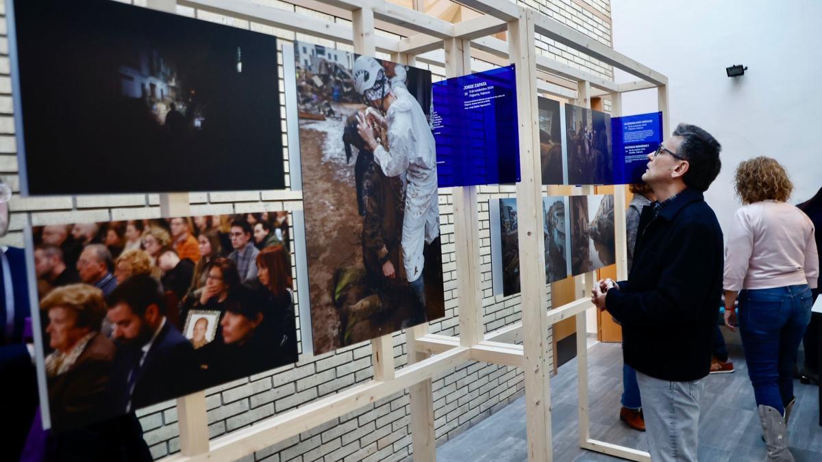 Inauguración de la exposición "Un año de la dana" en la Mancomunitat de l'Horta Sud.