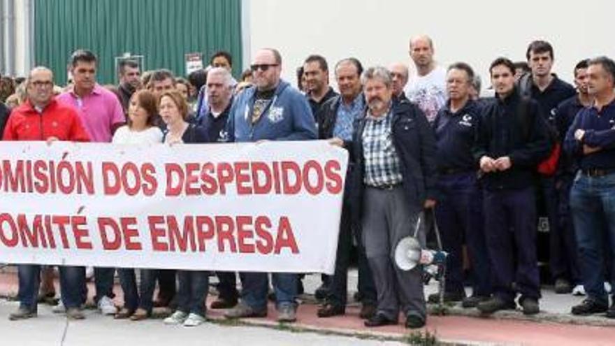 Trabajadores de Grafoplas del Noroeste, ayer, concentrados contra los despidos. / 13 fotos