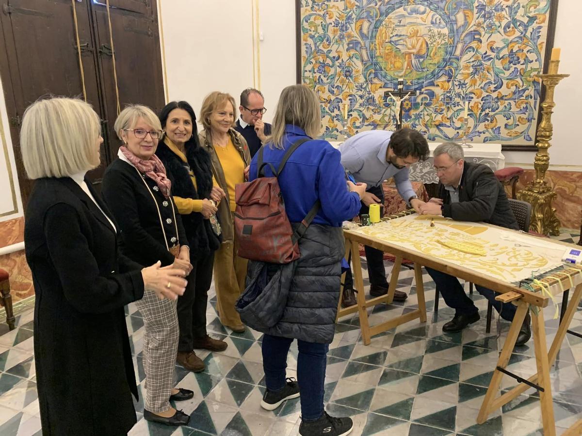 Así ha empezado la campaña "Ven a bordar el Manto de la Virgen"