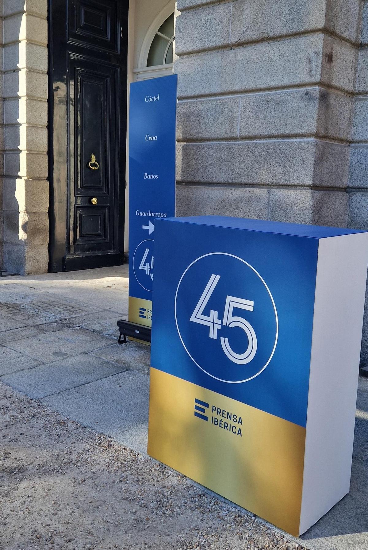Carteles corporativos del evento de celebración del 45 Aniversario de Prensa Ibérica, en la entrada del Palacio de Liria.