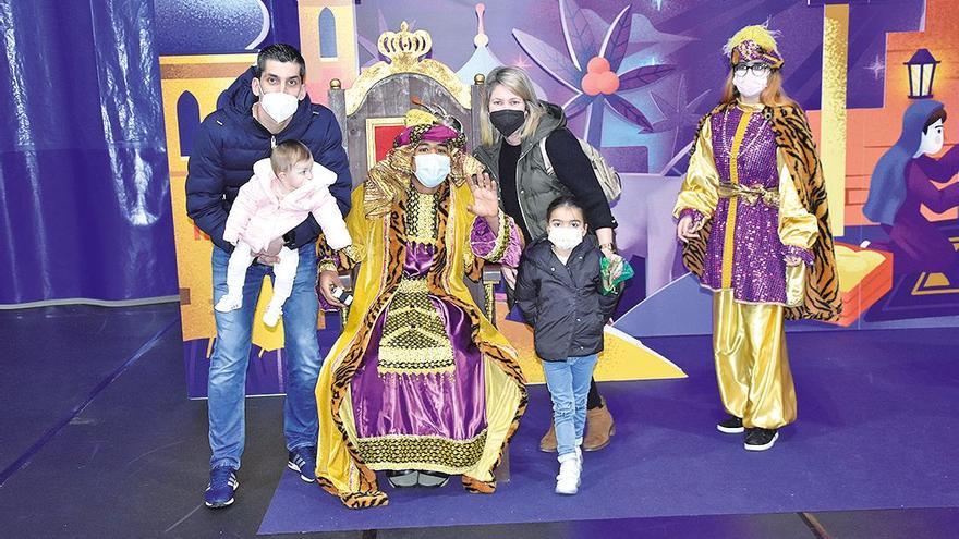 Unha das familias amesás que se reuniu cos Reis Magos, sempre con cita previa. Foto: CA