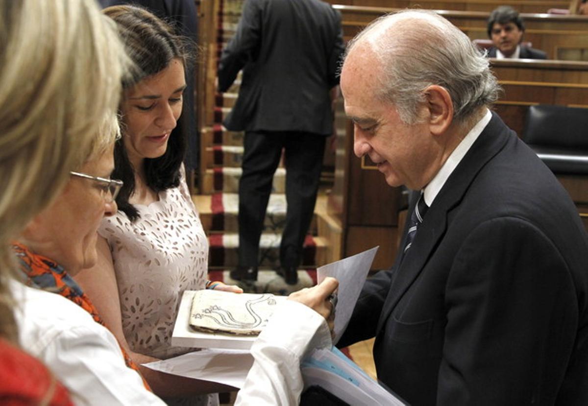 Diputades socialistes han entregat al ministre d’Interior el premi Látigo de la Federació Estatal de Lesbianes, Gais, Transsexuals i Bisexuals. Diputades socialistes han entregat al ministre d’Interior el premi Látigo de la Federació Estatal de Lesbianes, Gais, Transsexuals i Bisexuals.
