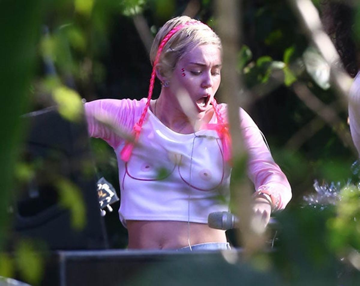 Miley Cyrus y sus peculiares "pechos"
