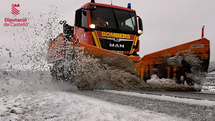 Activado el dispositivo por nevadas en Castellón, con un total de siete equipos quita nieves y vehículos salero