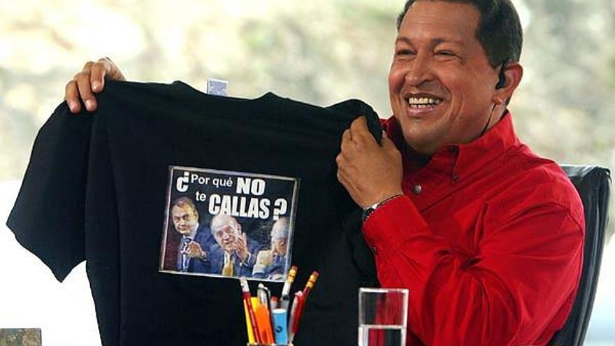 Chávez muestra la camiseta con el &quot;¿Por qué no te callas?&quot;.