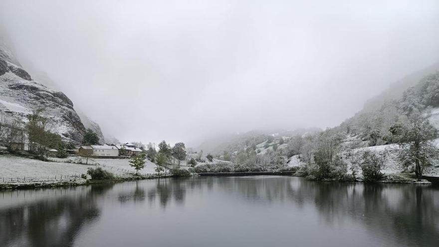 Las insólitas imágenes de nieve en mayo en Valle de Lago (Somiedo)