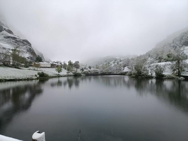 Las insólitas imágenes de nieve en mayo en Valle de Lago (Somiedo)