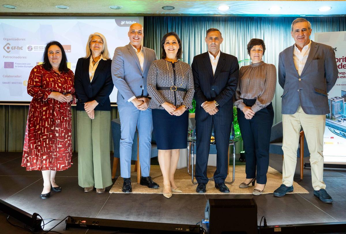 avier Rodríguez (CIO y CISO de Grupo Fedola y gerente de GF-TIC), Victoria López (presidenta de Grupo Fedola) y Fernando López (director general de GF-TIC), junto al panel de expertos y ponentes de la jornada.