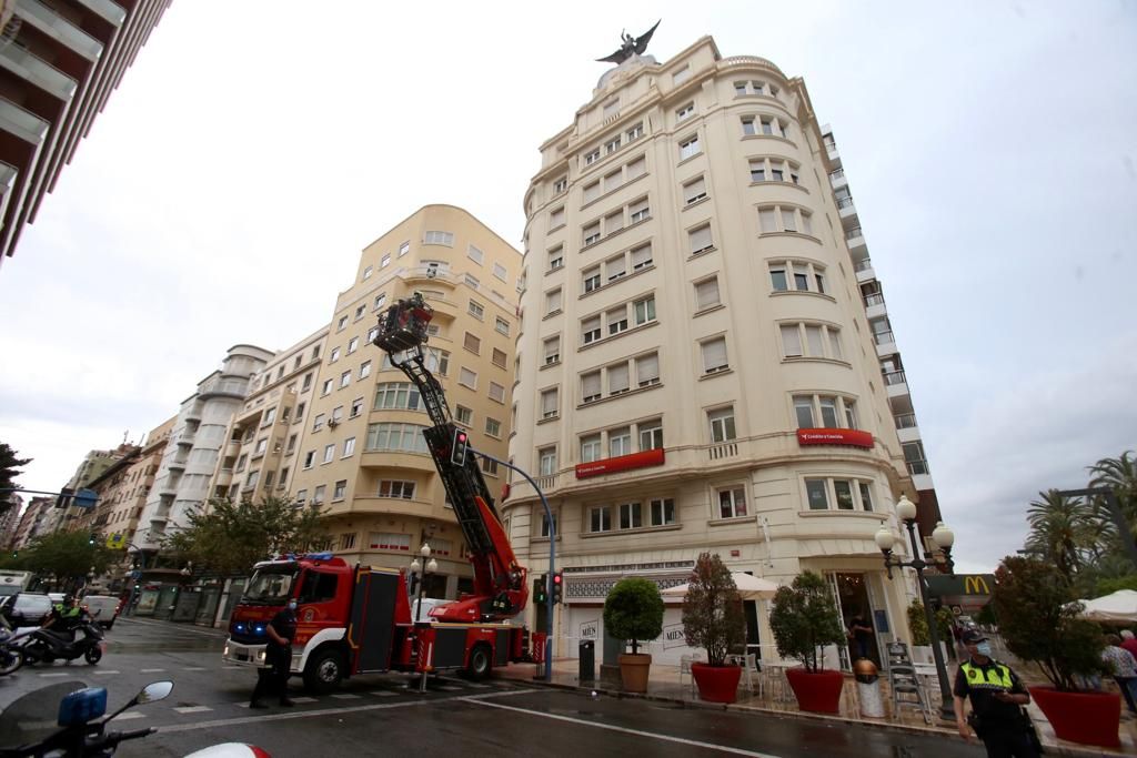 Un trozo de cornisa se desprende de un edificio de la Rambla