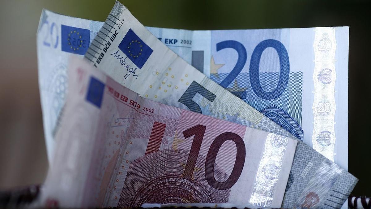 El hombre encontró 240 euros en plena calle y decidió llevarlos a la Policía Local, quien encontró a su propietario.