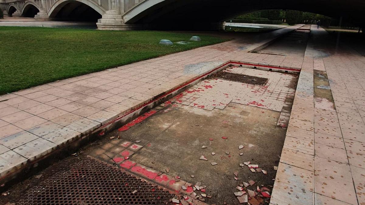 El pavimento cerámico de color rojo de los tramos de Bofill está en muy mal estado. | LEVANTE-EMV