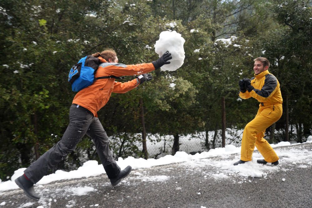 Los mallorquines salen a jugar con la nieve