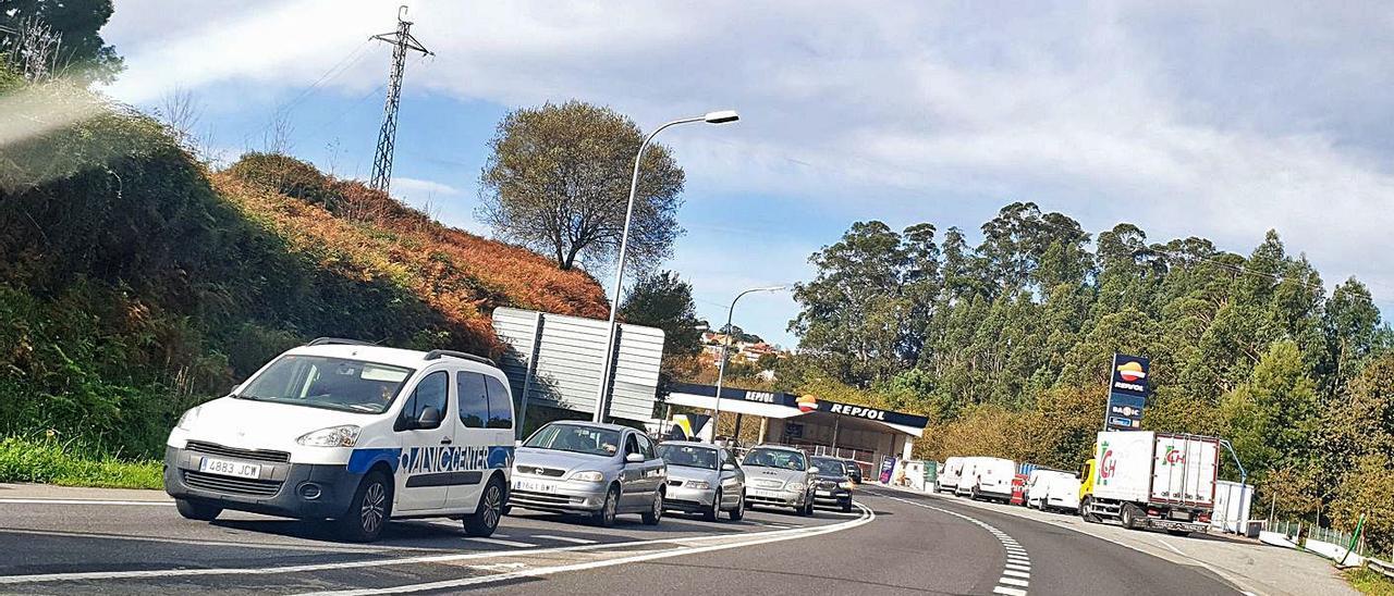 Colas habituales de vehículos a consecuencia del corte de tráfico por obras en la PO-531. |   // N.P.