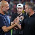 Pep Guardiola y Hansi Flick se saludan antes de un amistos de pretemporada entre Manchester City y FC Barcelona en verano de 2024