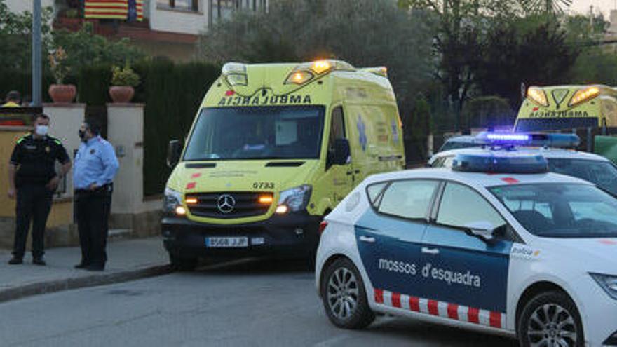 La Policia Local i els Mossos amb les ambulàncies al costat de la casa on ha tingut l&#039;accident la petita a la Bisbal aquest dilluns 19 d&#039;abril de 2021