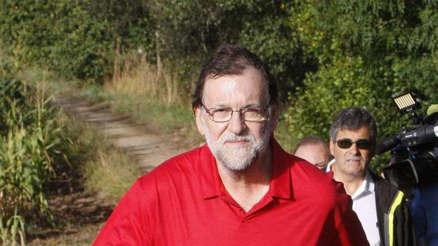 Rajoy, ayer, en su caminata por la ribera del Umia. // Salvador Sas