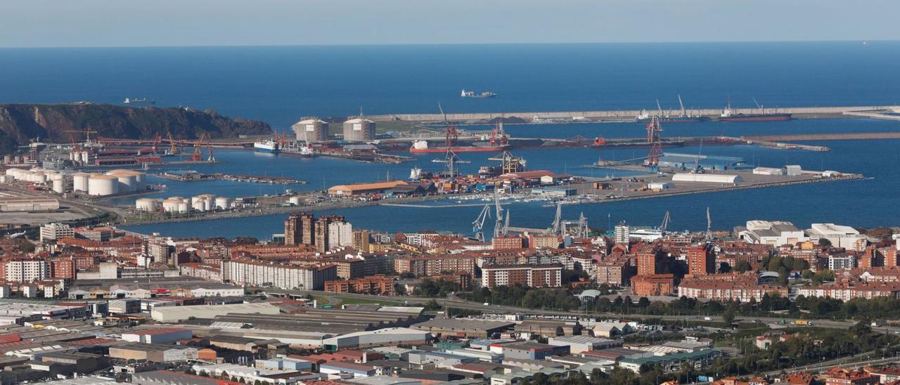 Vista aérea del puerto de El Musel, con la ampliación al fondo. | Mara Villamuza
