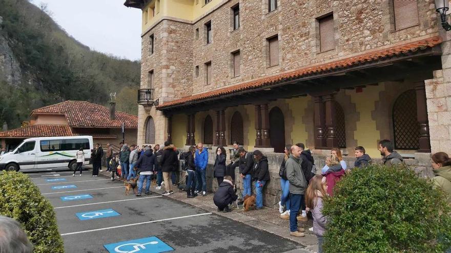 La parada de taxis de Covadonga, atestada de visitantes que quieren subir a los Lagos