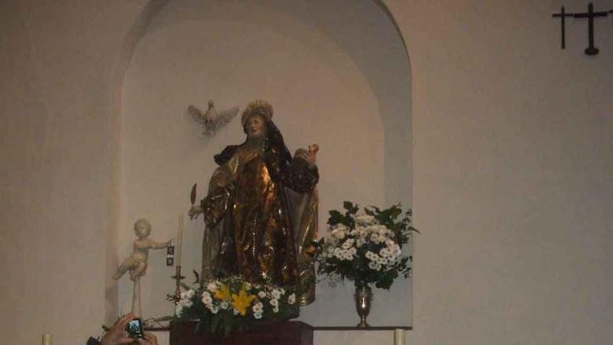 Una religiosa conversa con fieles en la iglesia del convento. Foto