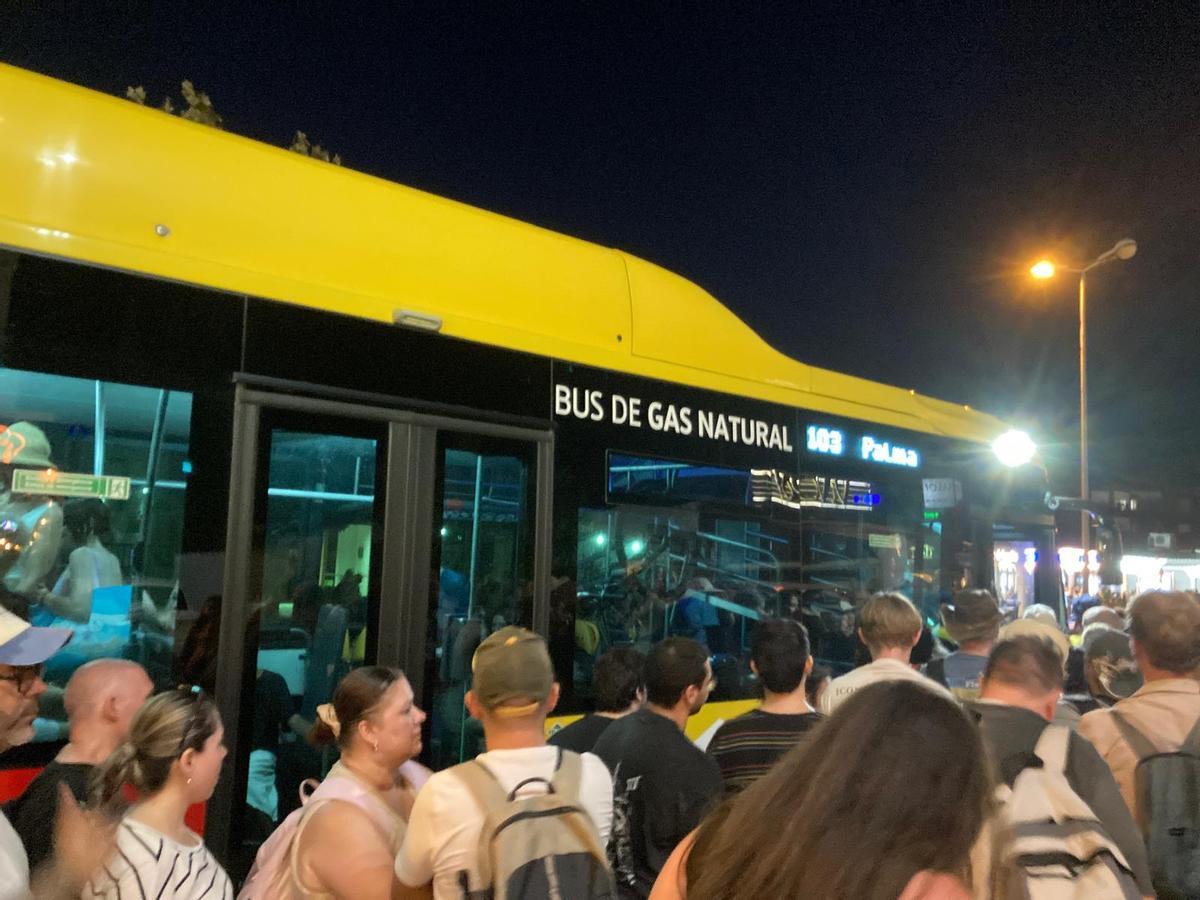 Der Kampf um den Platz im Bus.