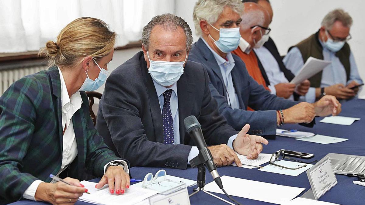 José Antonio Portela, presidente del Náutico (en el centro), durante la asamblea. |   // PABLO HERNÁNDEZ GAMARRA