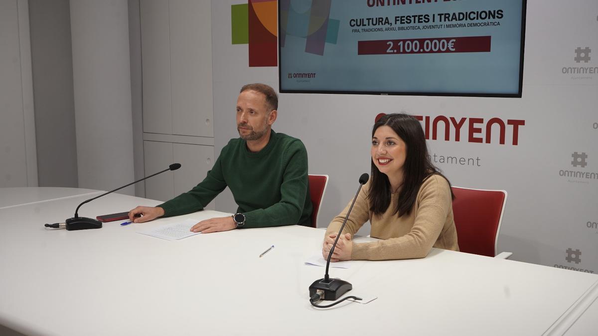 Los regidores de Ontinyent Àlex Borrell y Àngels Muñoz, durante la rueda de prensa.