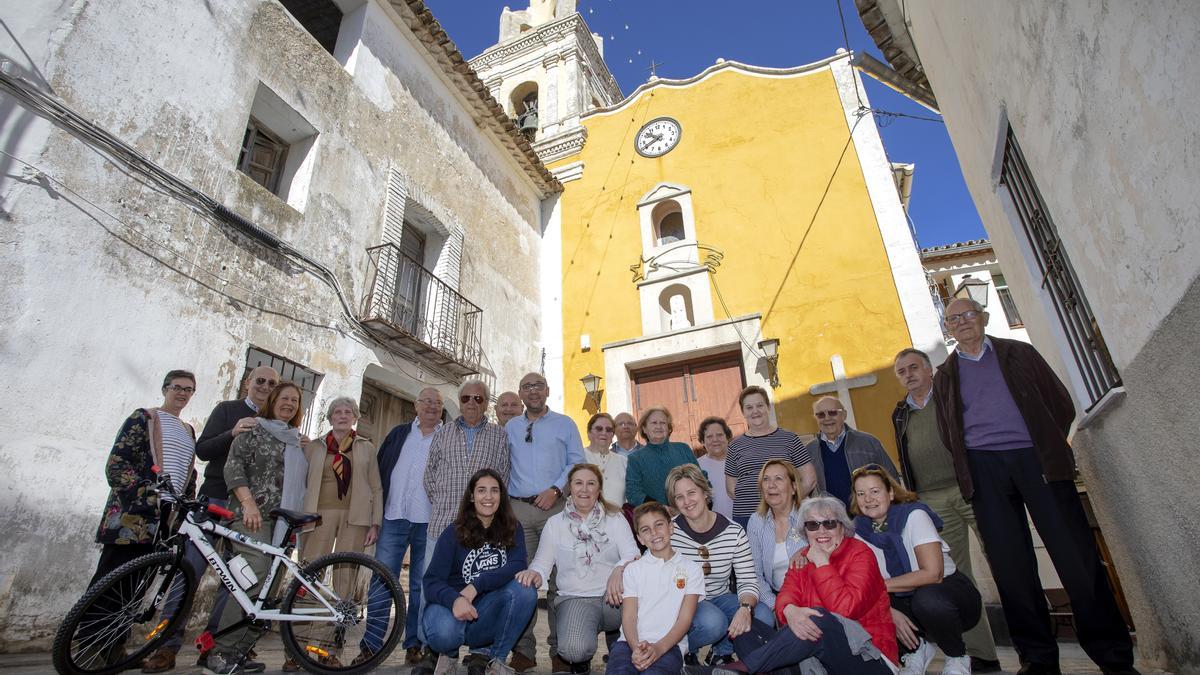 Foto de familia con los habitantes de Famorca