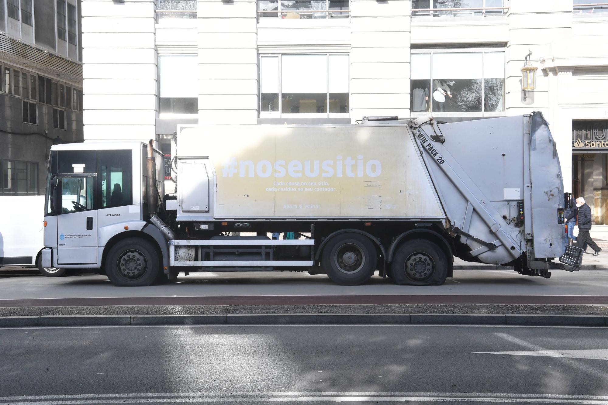 El Concello denuncia el "sabotaje" a al menos una veintena de camiones de la recogida de basura en A Coruña