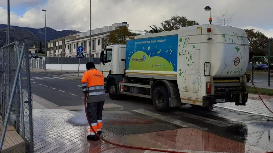 Un operario, junto a un camión, actúan en la limpieza de calles del municipio, concretamente en la zona sur. | EVA BELLIDO