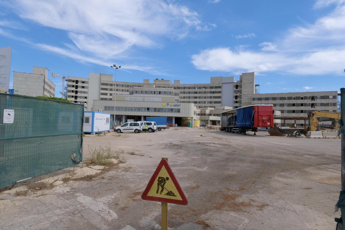 El edificio semicircular de Son Dureta y sus anexos, todavía en pie, sobrepasados ya los plazos de la demolición
