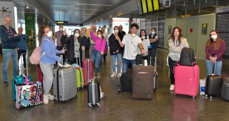 28-03-2020 TELDE. Llegada a Gran canaria de 9 jóvenes canarios que mediante la Fundación Amancio Ortega había ido a estudiar a EEUU. Fotógrafo: Andrés Cruz  | 28/03/2020 | Fotógrafo: Andrés Cruz