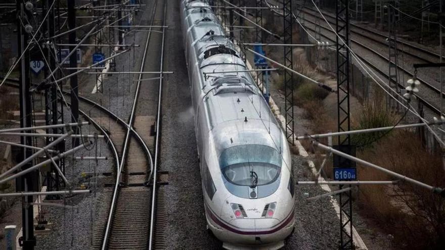 Nueva jornada de caos en la estación de Sants de Barcelona por una avería eléctrica en la línea de alta velocidad