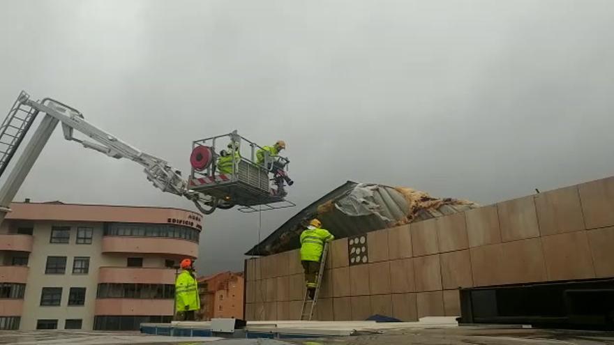 Los bomberos actúan en la cubierta el Perú de Cáceres