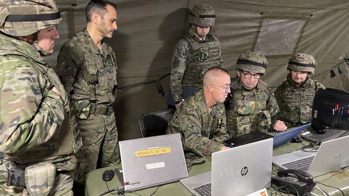 El general José Manuel Vivas, jefe de la División Castillejos, rodeado de colaboradores durante las maniobras Defender Europe 23.