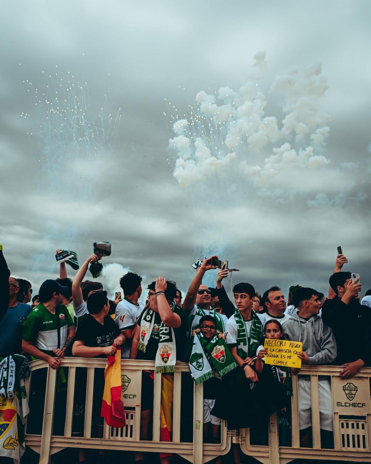 Espectáculo de fuegos artificiales realizado en la previa al partido entre Elche y Getafe.